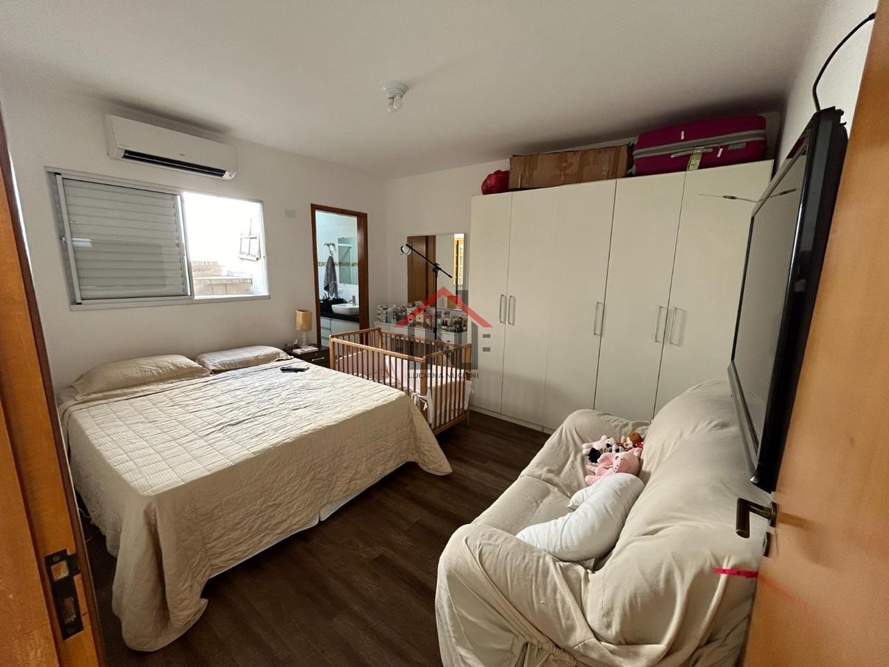 Luxuosa mansão de 6 quartos e 6 suítes na Vila Mariana, São Paulo-SP: 2 salas, 6 vagas e 243m² de puro requinte!