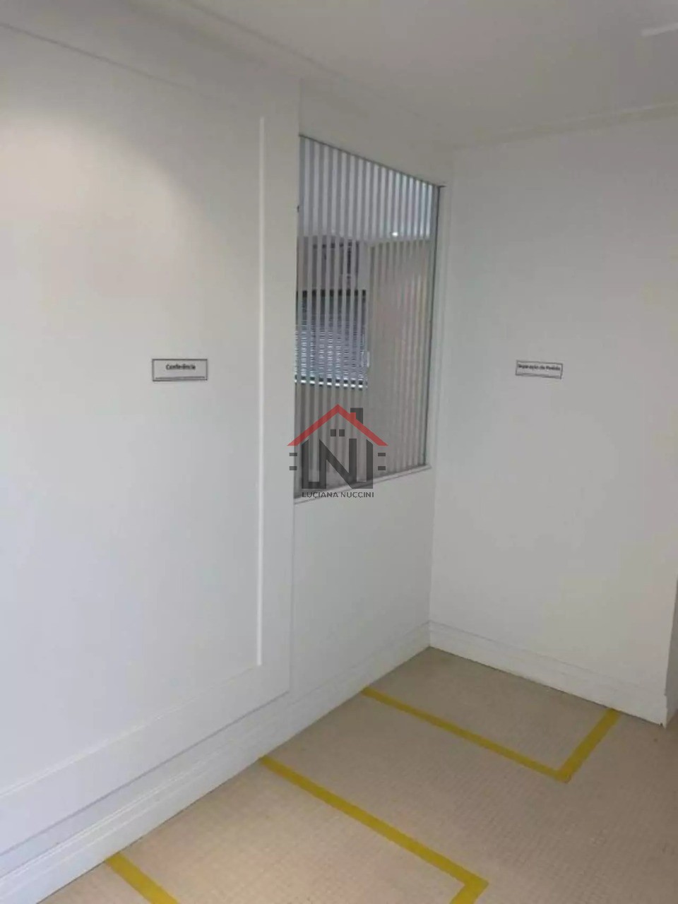 Conjunto Comercial de Alto Padrão à Venda ou Locação em Indianópolis, São Paulo-SP: 2 Salas, 1 Banheiro, 1 Vaga de Garagem, 43m².
