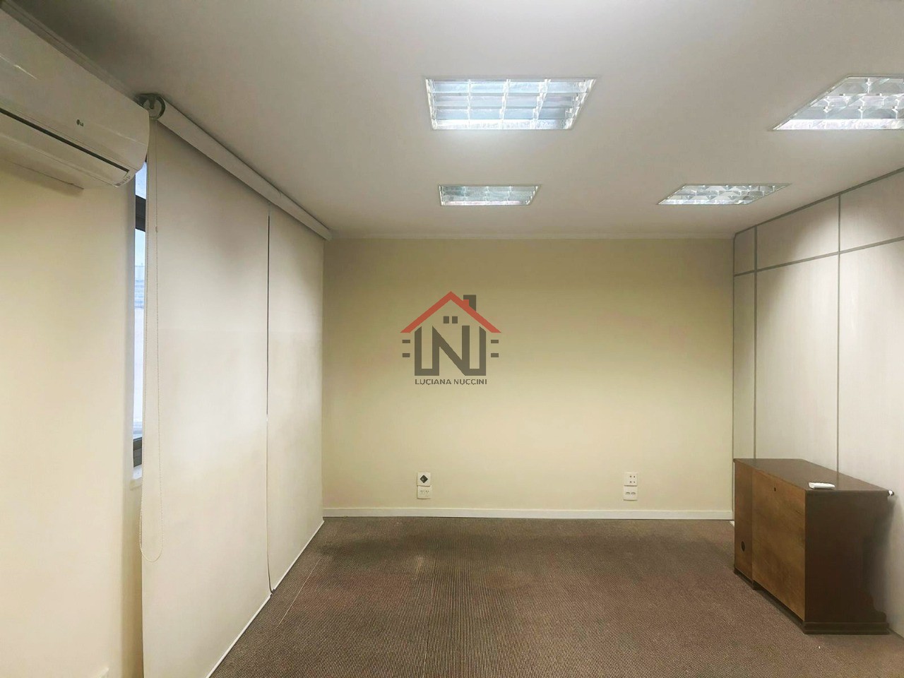 Conjunto Comercial Espaçoso no Centro de SP: 1 Sala, 1 Banheiro, 2 Vagas, 120m². Aluguel Imperdível!