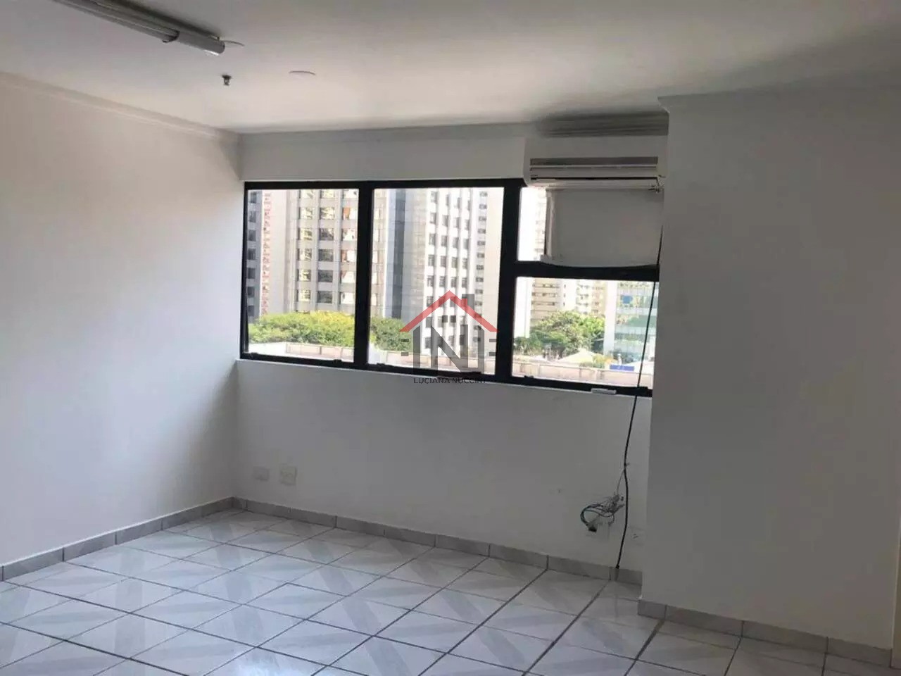 Conjunto Comercial à Venda ou Locação em Indianópolis, São Paulo-SP: 2 Banheiros, 1 Vaga, 37m² de Área!