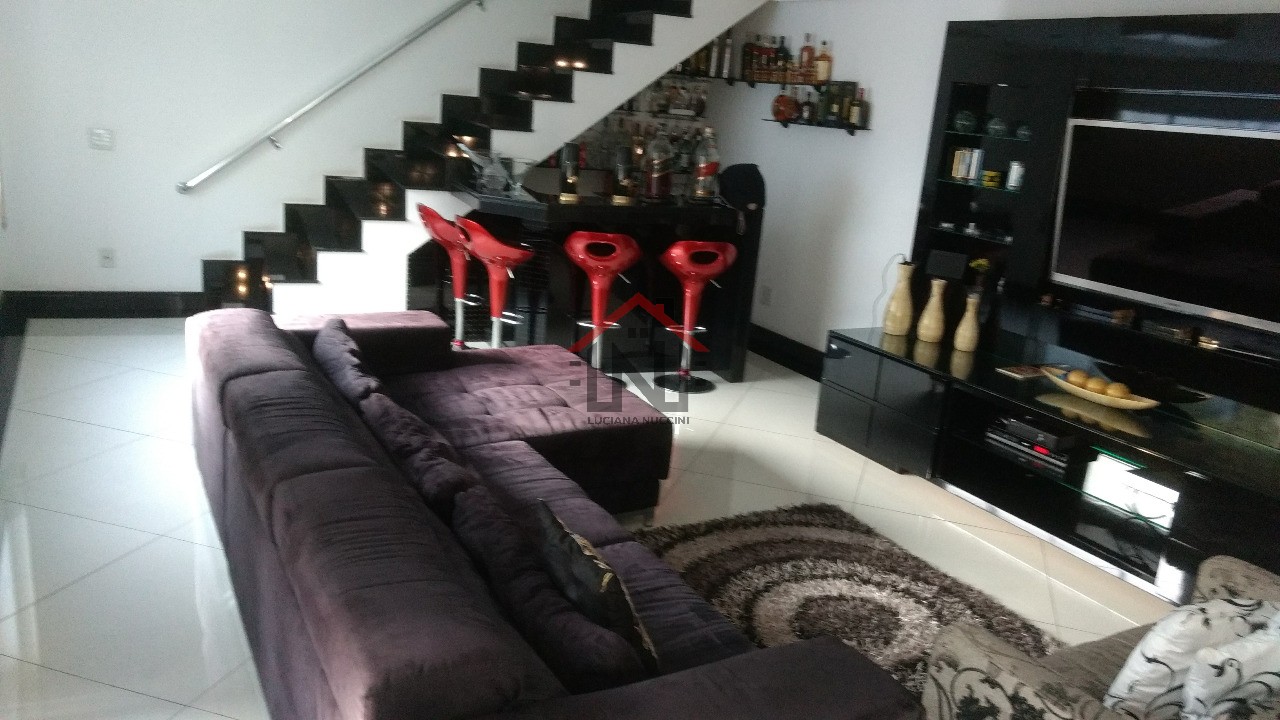 Casa de luxo à venda em São Paulo-SP, Sacomã: 4 quartos, 1 suíte, 1 sala, 3 banheiros, 4 vagas, 500m². Venha conferir!