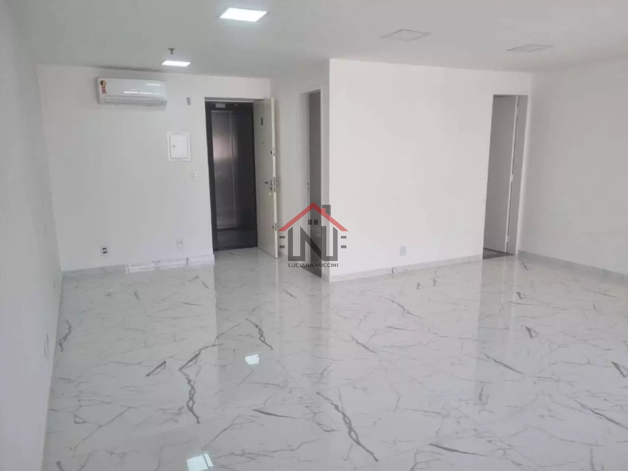 Conjunto comercial à venda ou locação em Indianópolis, São Paulo-SP: 2 banheiros, 1 vaga, 44m². Confira!