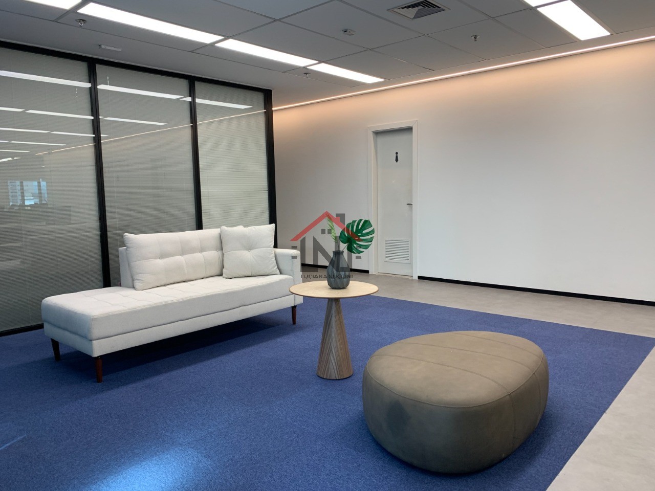Conjunto Comercial de Alto Padrão para Locação no Jardim Paulistano, São Paulo-SP: 1 Sala, 6 Banheiros, 8 Vagas de Garagem, 335m²!