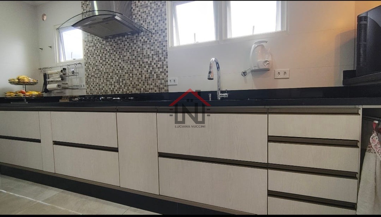 Casa em Condomínio à Venda em São Paulo - 3 Quartos, 1 Suíte, 1 Sala, 2 Banheiros, 3 Vagas, 220 m² de Área.