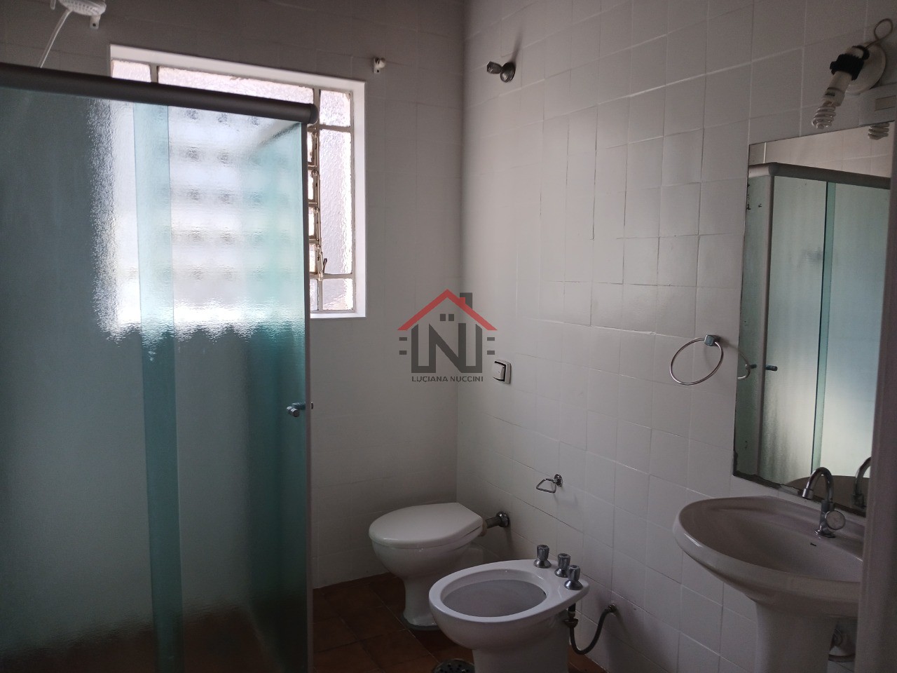 Casa para locação em São Paulo-SP, bairro Aclimação, 2 quartos, 1 sala, 1 vaga de garagem, 208m² de área.