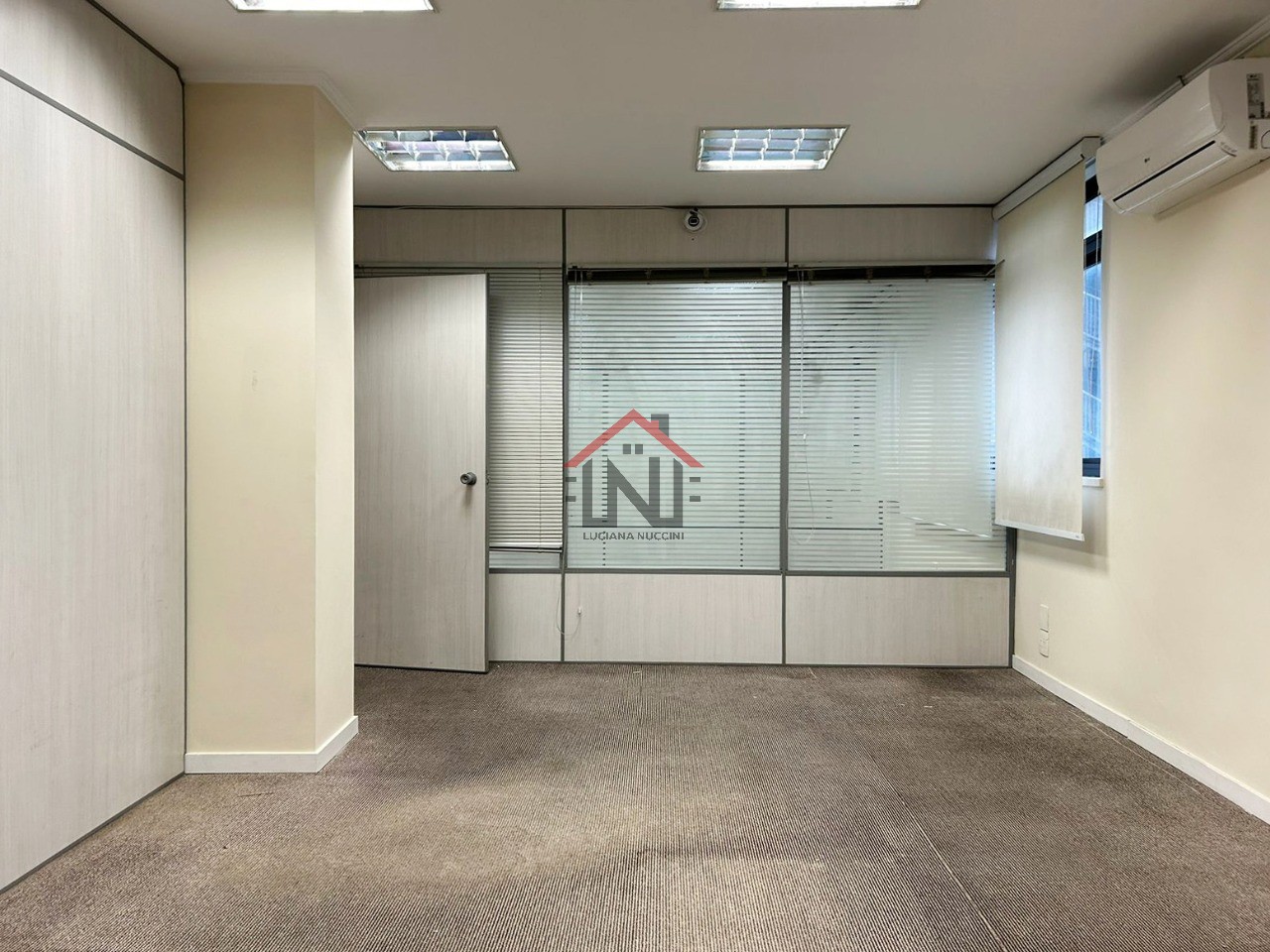 Conjunto Comercial Espaçoso no Centro de SP: 1 Sala, 1 Banheiro, 2 Vagas, 120m². Aluguel Imperdível!