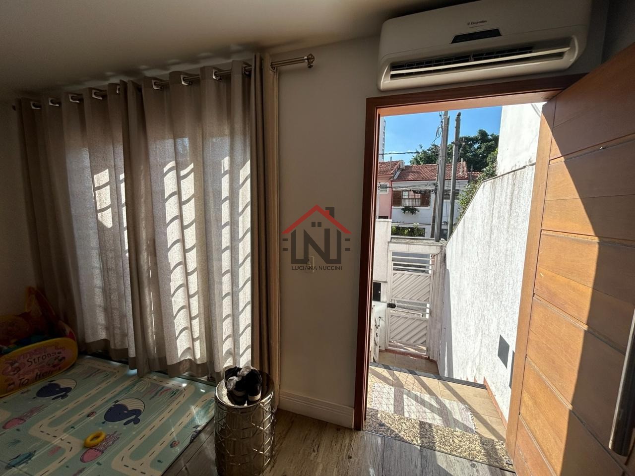 Luxuosa mansão de 6 quartos e 6 suítes na Vila Mariana, São Paulo-SP: 2 salas, 6 vagas e 243m² de puro requinte!