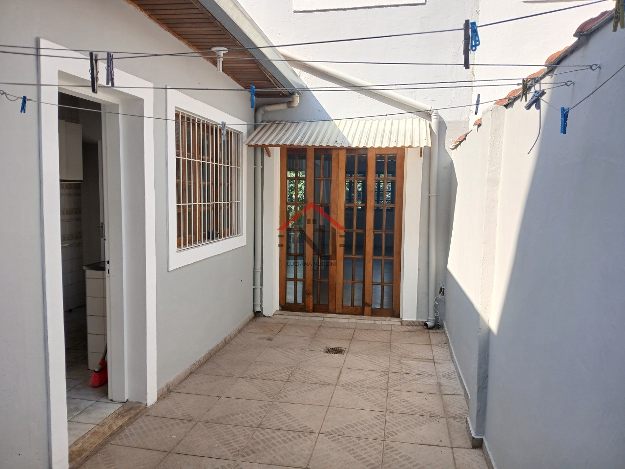 Casa para locação em São Paulo-SP, bairro Aclimação, 2 quartos, 1 sala, 1 vaga de garagem, 208m² de área.