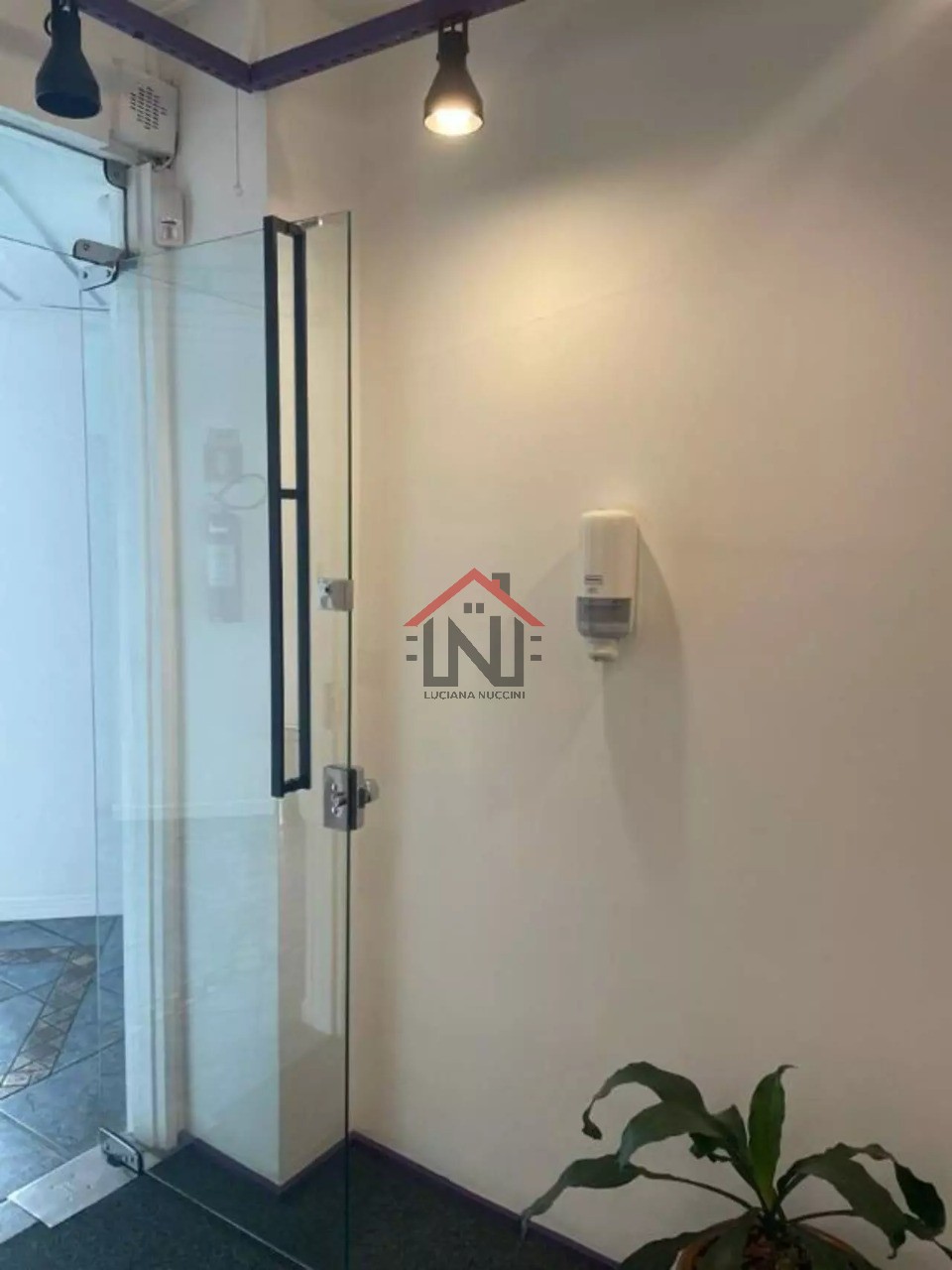 Conjunto Comercial de Alto Padrão na Cidade Monções: 3 Banheiros, 2 Vagas de Garagem, 117m² - Venda ou Locação em SP