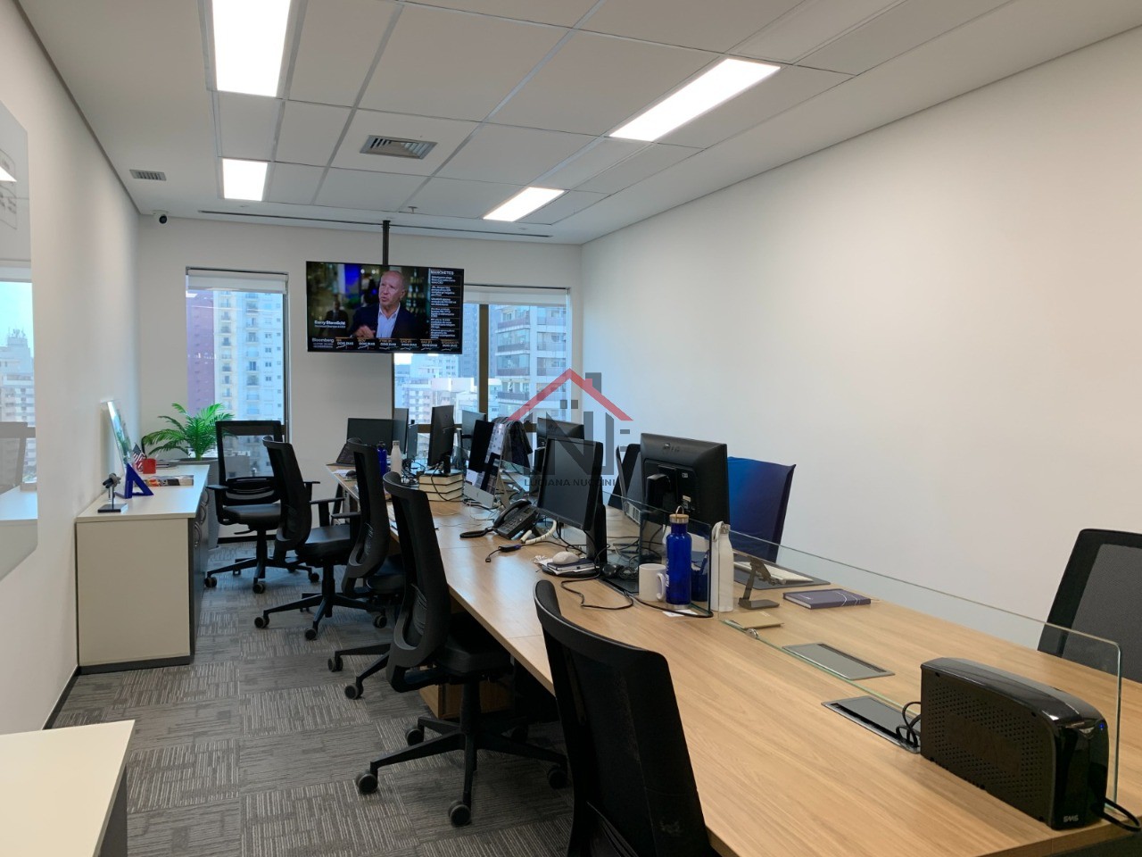 Conjunto Comercial de Alto Padrão para Locação no Jardim Paulistano, São Paulo-SP: 1 Sala, 6 Banheiros, 8 Vagas de Garagem, 335m²!