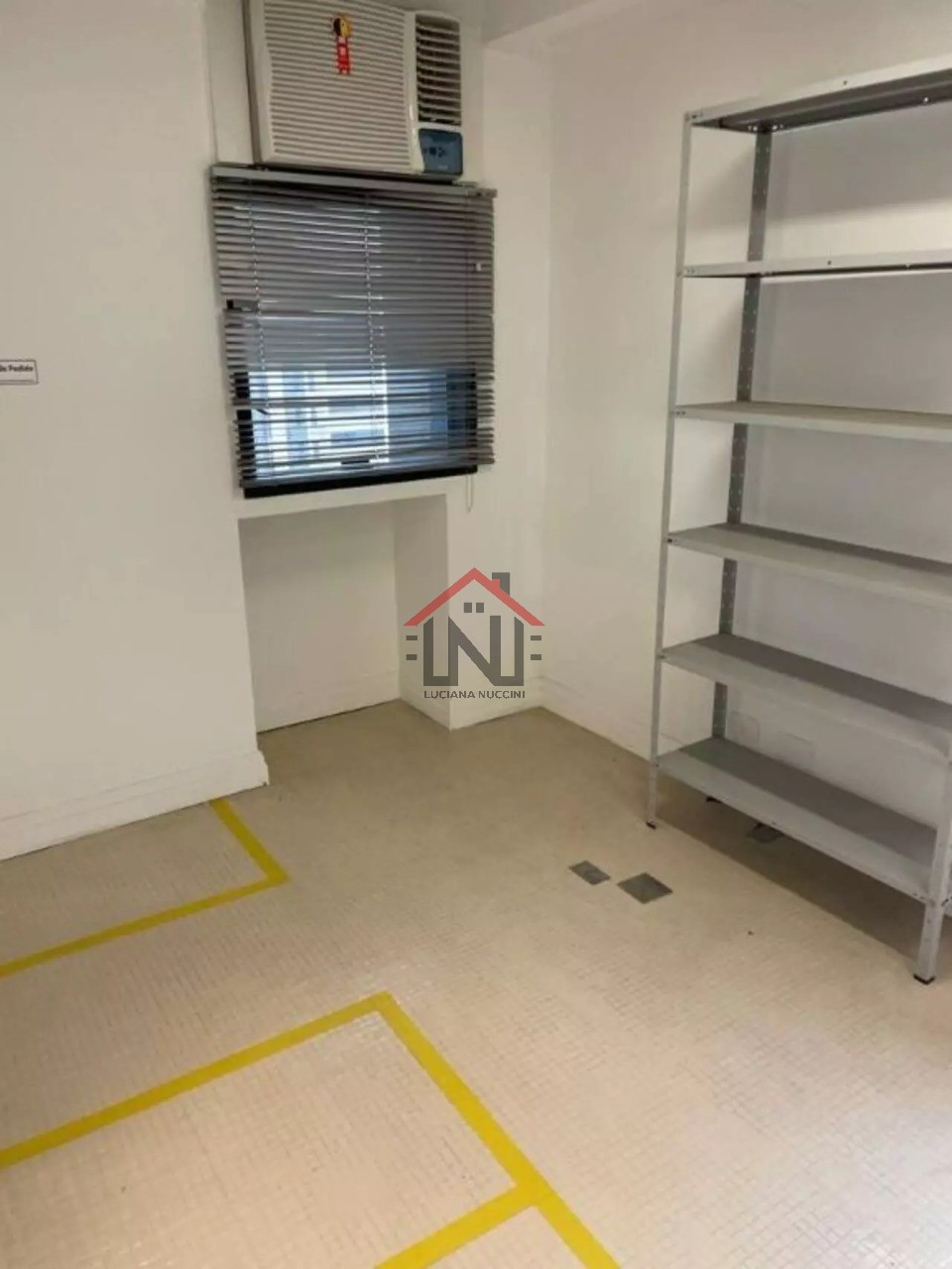 Conjunto Comercial de Alto Padrão à Venda ou Locação em Indianópolis, São Paulo-SP: 2 Salas, 1 Banheiro, 1 Vaga de Garagem, 43m².