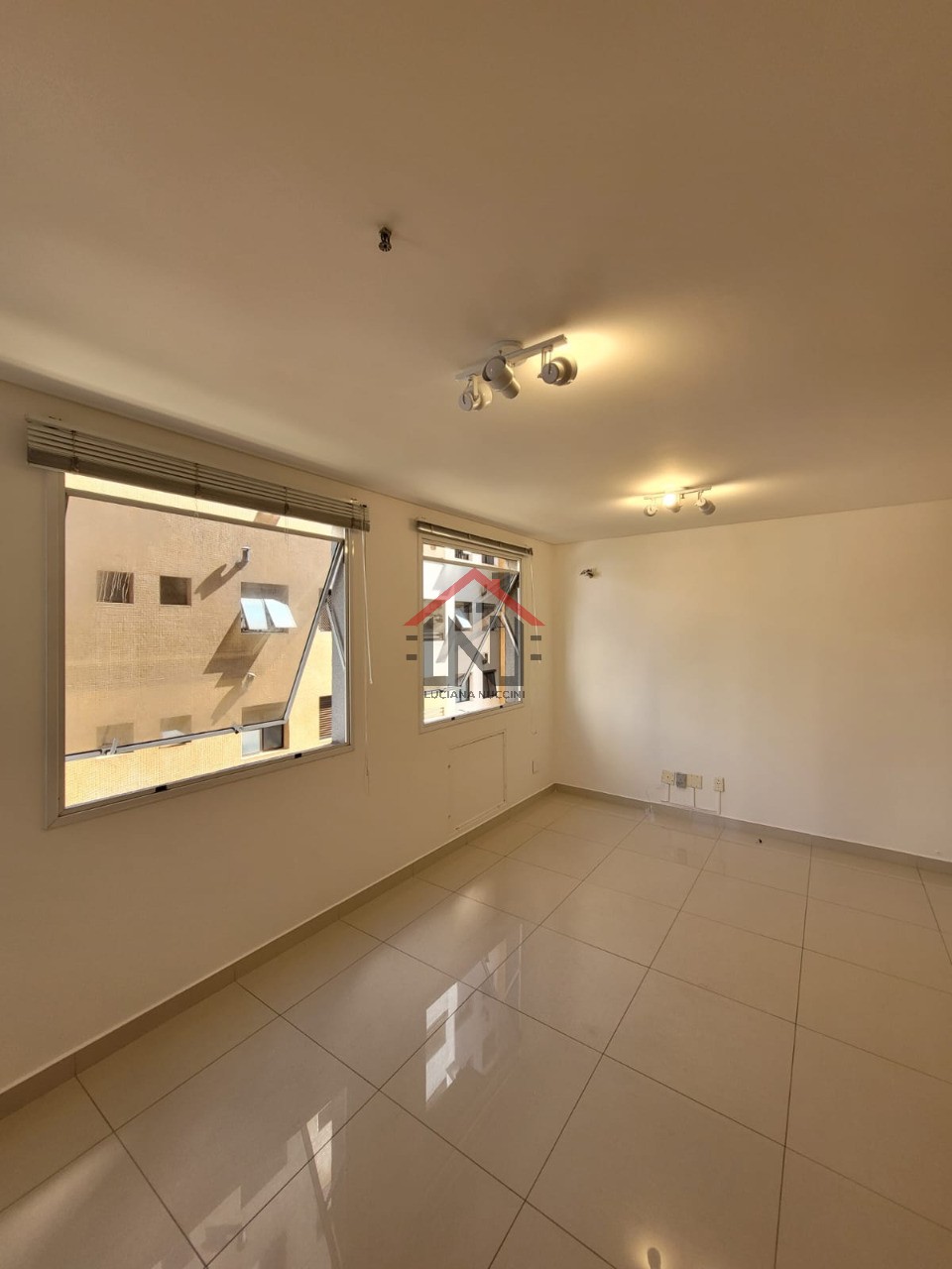 Conjunto Comercial à Venda em São Paulo-SP, na Bela Vista: 2 Banheiros, 1 Vaga de Garagem, 32m² de Área