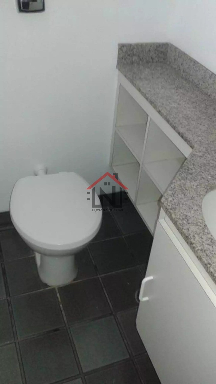 Conjunto comercial de alto padrão na Cidade Monções, São Paulo-SP: 2 salas, 4 banheiros, 223m² de área.