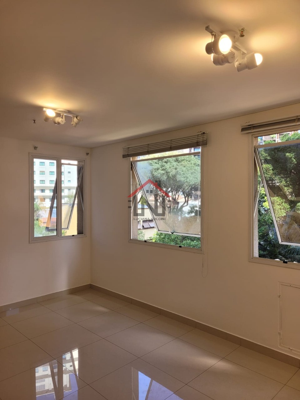 Conjunto Comercial à Venda em São Paulo-SP, na Bela Vista: 2 Banheiros, 1 Vaga de Garagem, 32m² de Área