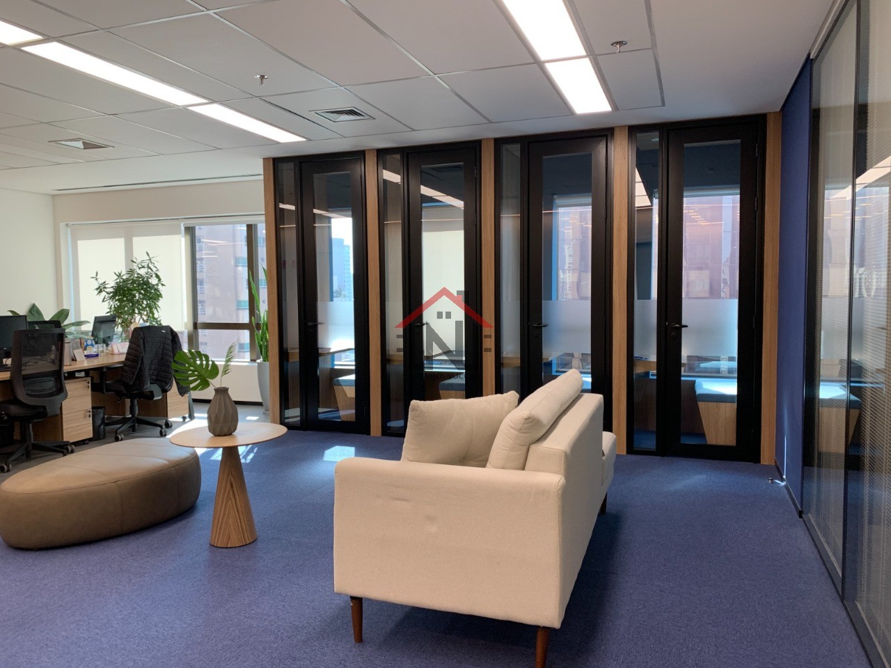 Conjunto Comercial de Alto Padrão para Locação no Jardim Paulistano, São Paulo-SP: 1 Sala, 6 Banheiros, 8 Vagas de Garagem, 335m²!