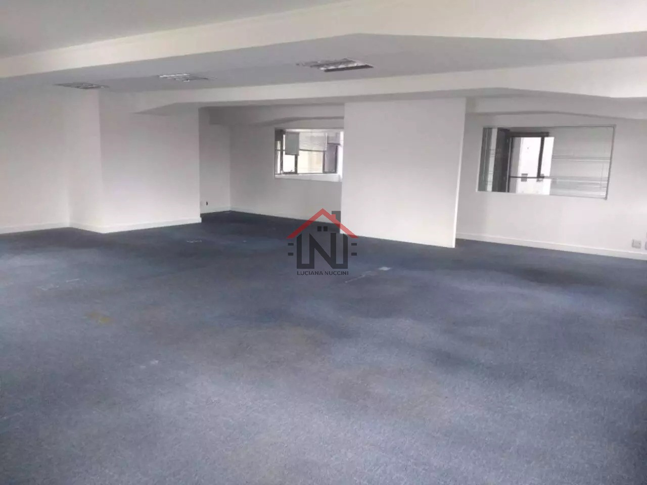 Conjunto Comercial de Alto Padrão na Cidade Monções, São Paulo-SP: 212m², 2 Banheiros, 3 Vagas de Garagem!