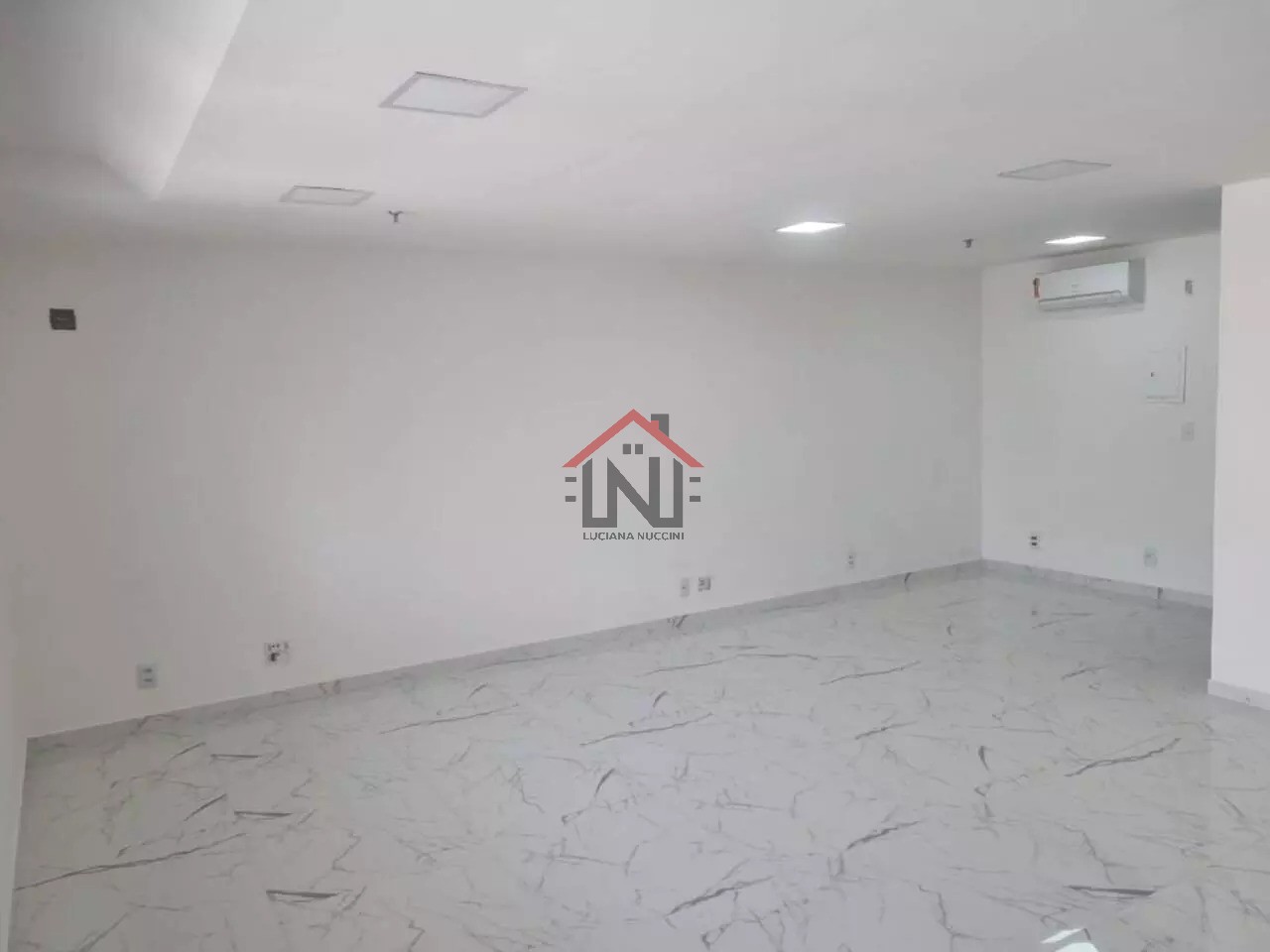 Conjunto comercial à venda ou locação em Indianópolis, São Paulo-SP: 2 banheiros, 1 vaga, 44m². Confira!