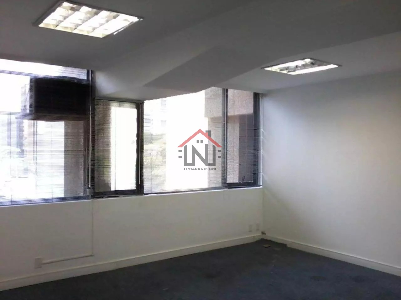 Conjunto Comercial de Alto Padrão na Cidade Monções, São Paulo-SP: 212m², 2 Banheiros, 3 Vagas de Garagem!