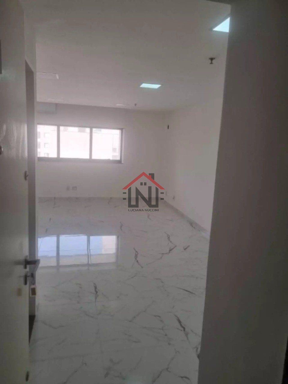 Conjunto comercial à venda ou locação em Indianópolis, São Paulo-SP: 2 banheiros, 1 vaga, 44m². Confira!