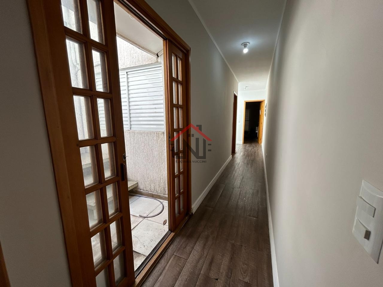 Luxuosa mansão de 6 quartos e 6 suítes na Vila Mariana, São Paulo-SP: 2 salas, 6 vagas e 243m² de puro requinte!