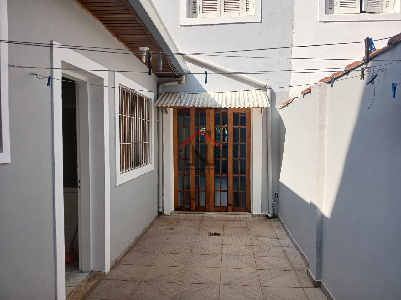 Casa para locação em São Paulo-SP, bairro Aclimação, 2 quartos, 1 sala, 1 vaga de garagem, 208m² de área.