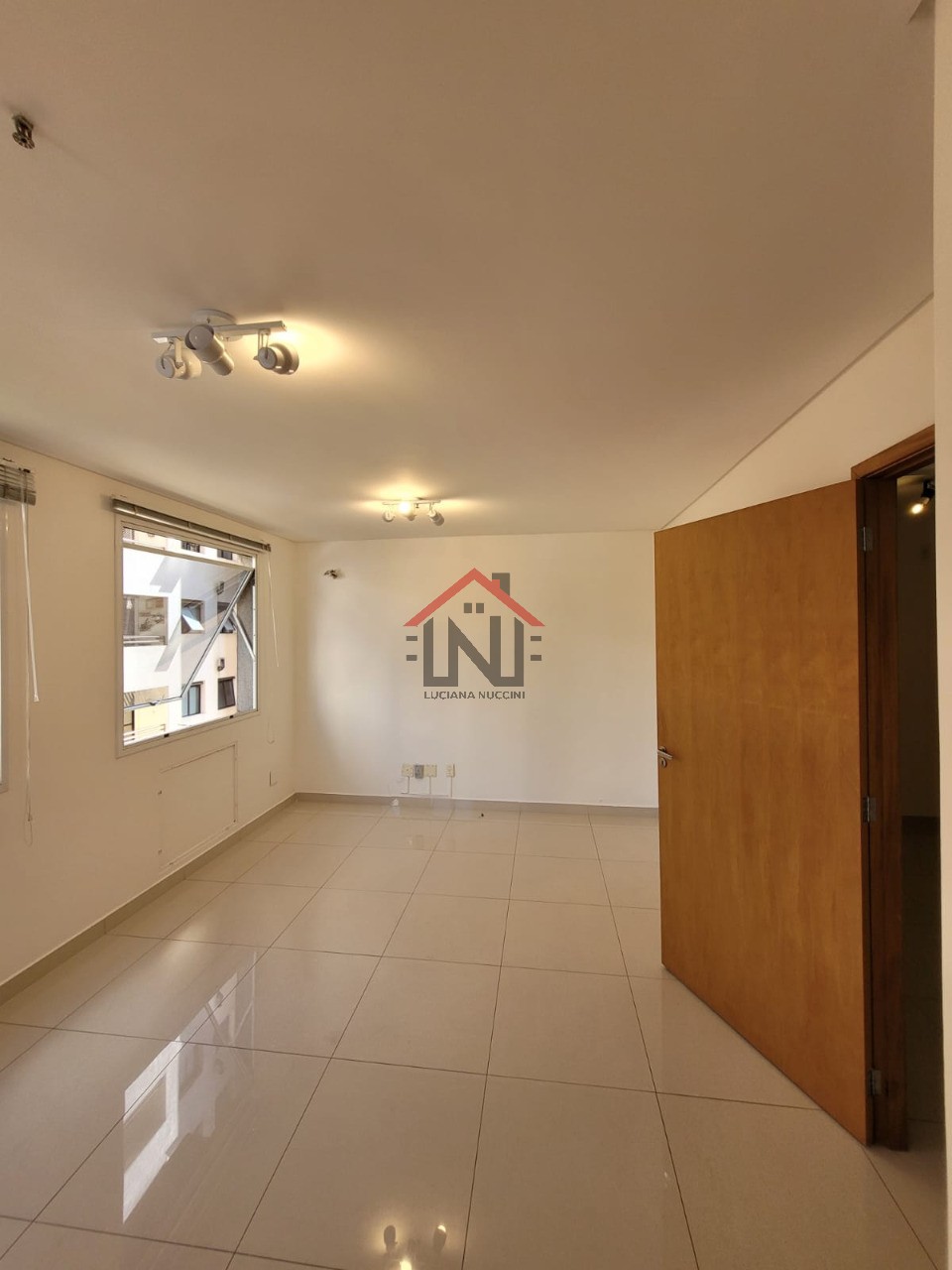 Conjunto Comercial à Venda em São Paulo-SP, na Bela Vista: 2 Banheiros, 1 Vaga de Garagem, 32m² de Área