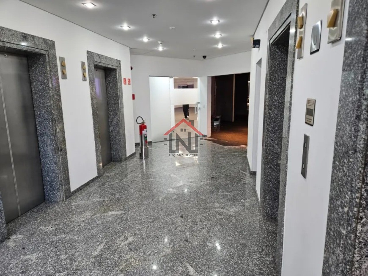 Conjunto Comercial para Locação na Vila Olímpia, São Paulo-SP: 1 Sala, 2 Banheiros, 6 Vagas de Garagem, 290m² de Área.