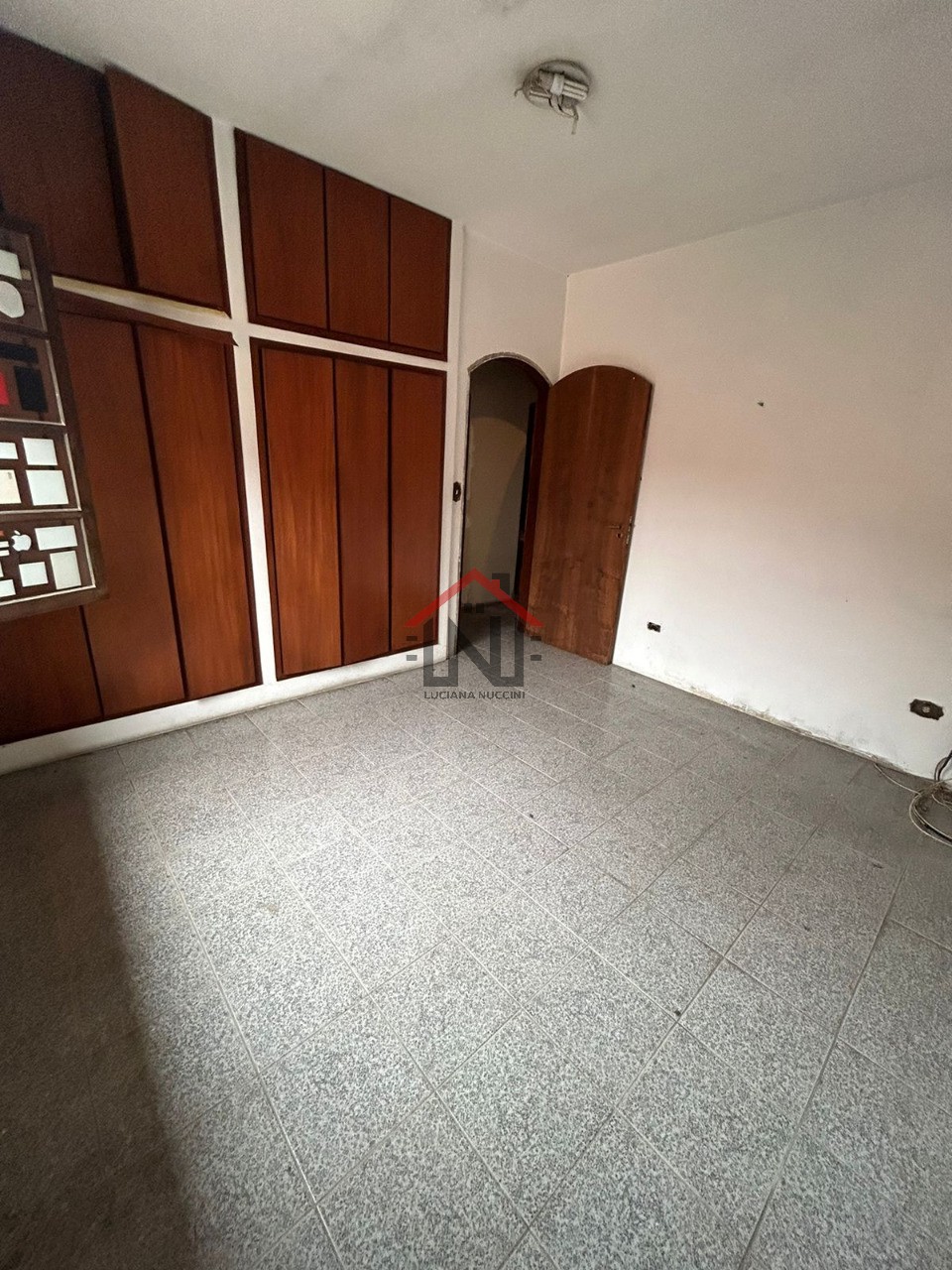 Casa à venda em São João Clímaco, São Paulo-SP: 3 quartos, 3 salas, 3 banheiros, 5 vagas de garagem, 298m² de área.