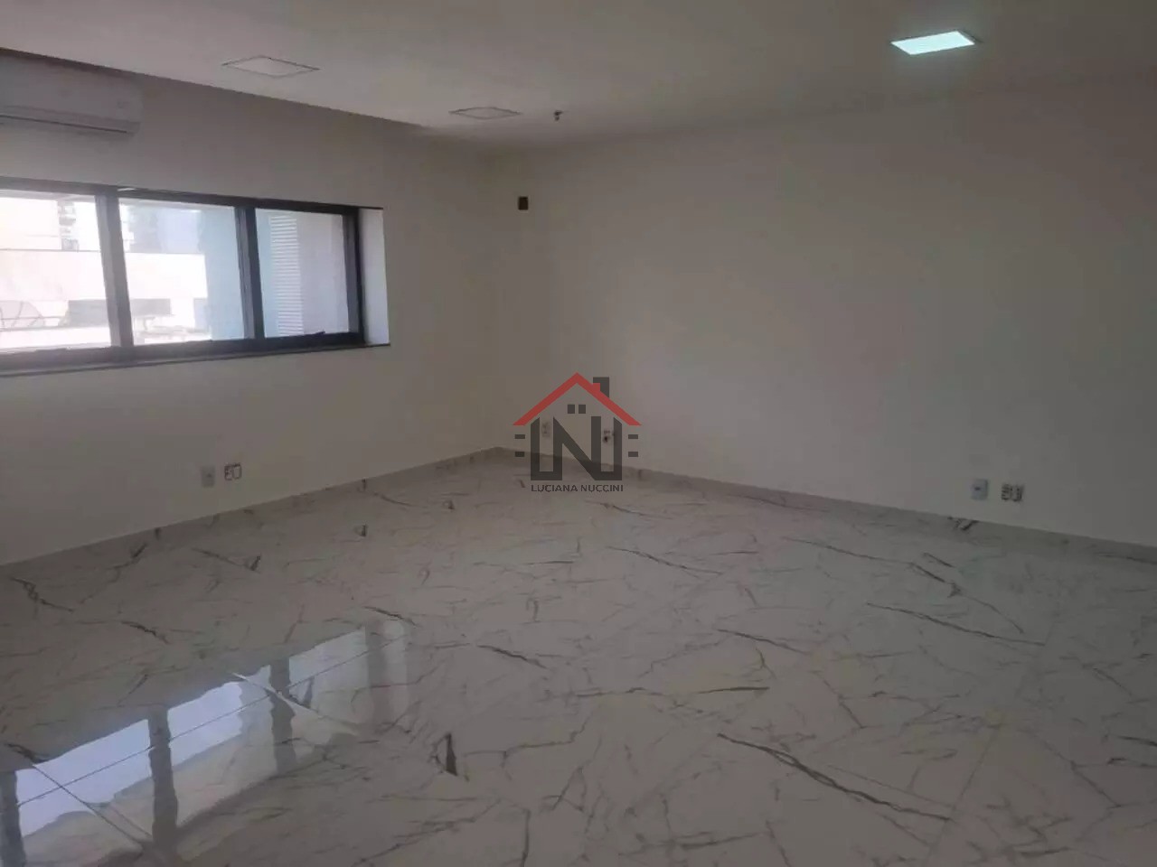 Conjunto comercial à venda ou locação em Indianópolis, São Paulo-SP: 2 banheiros, 1 vaga, 44m². Confira!