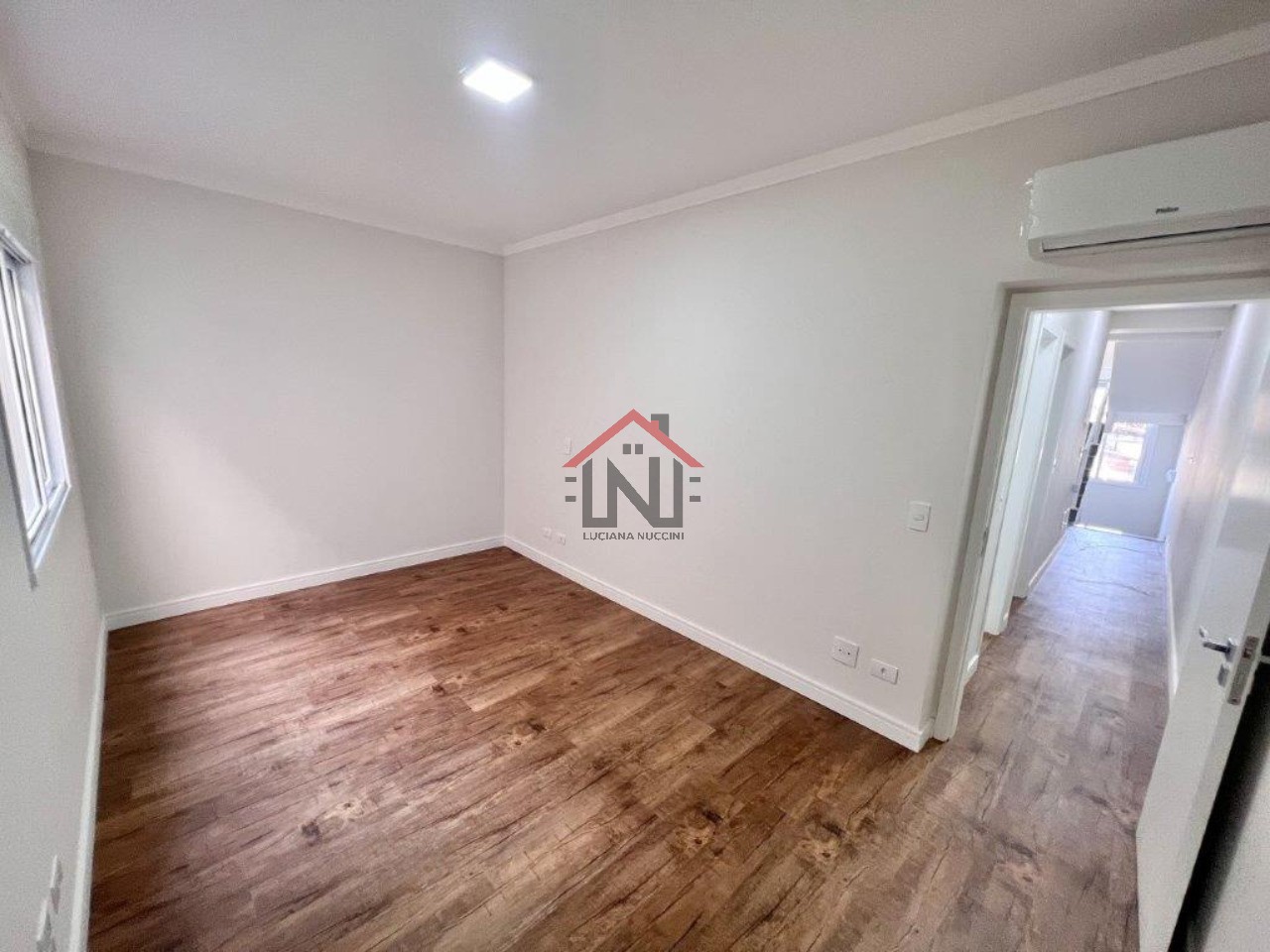 Imperdível oportunidade: Casa à venda em São Paulo-SP, Mirandópolis, 3 quartos, 1 suíte, 1 sala, 2 banheiros, 3 vagas, 170m².