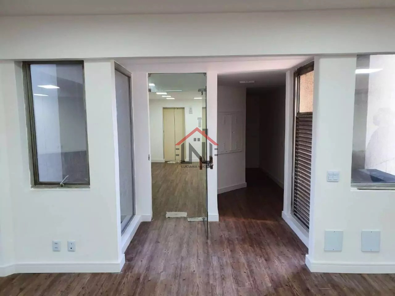 Imperdível conjunto comercial à venda ou locação em São Paulo-SP, Cidade Monções: 3 banheiros, 4 vagas de garagem, 204m²!