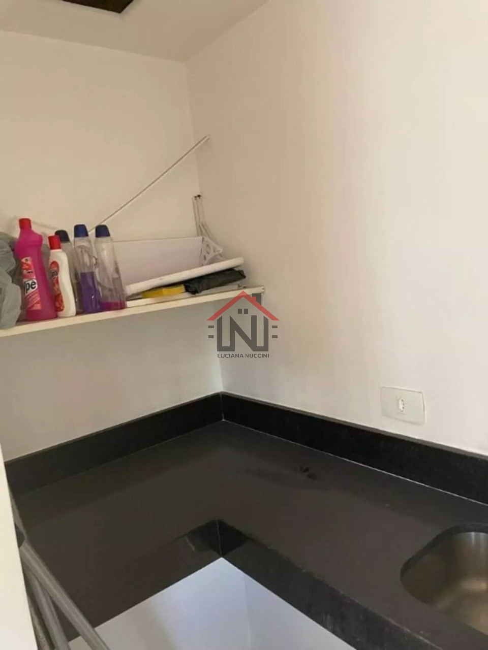 Conjunto Comercial de Alto Padrão à Venda ou Locação em Indianópolis, São Paulo-SP: 2 Salas, 1 Banheiro, 1 Vaga de Garagem, 43m².