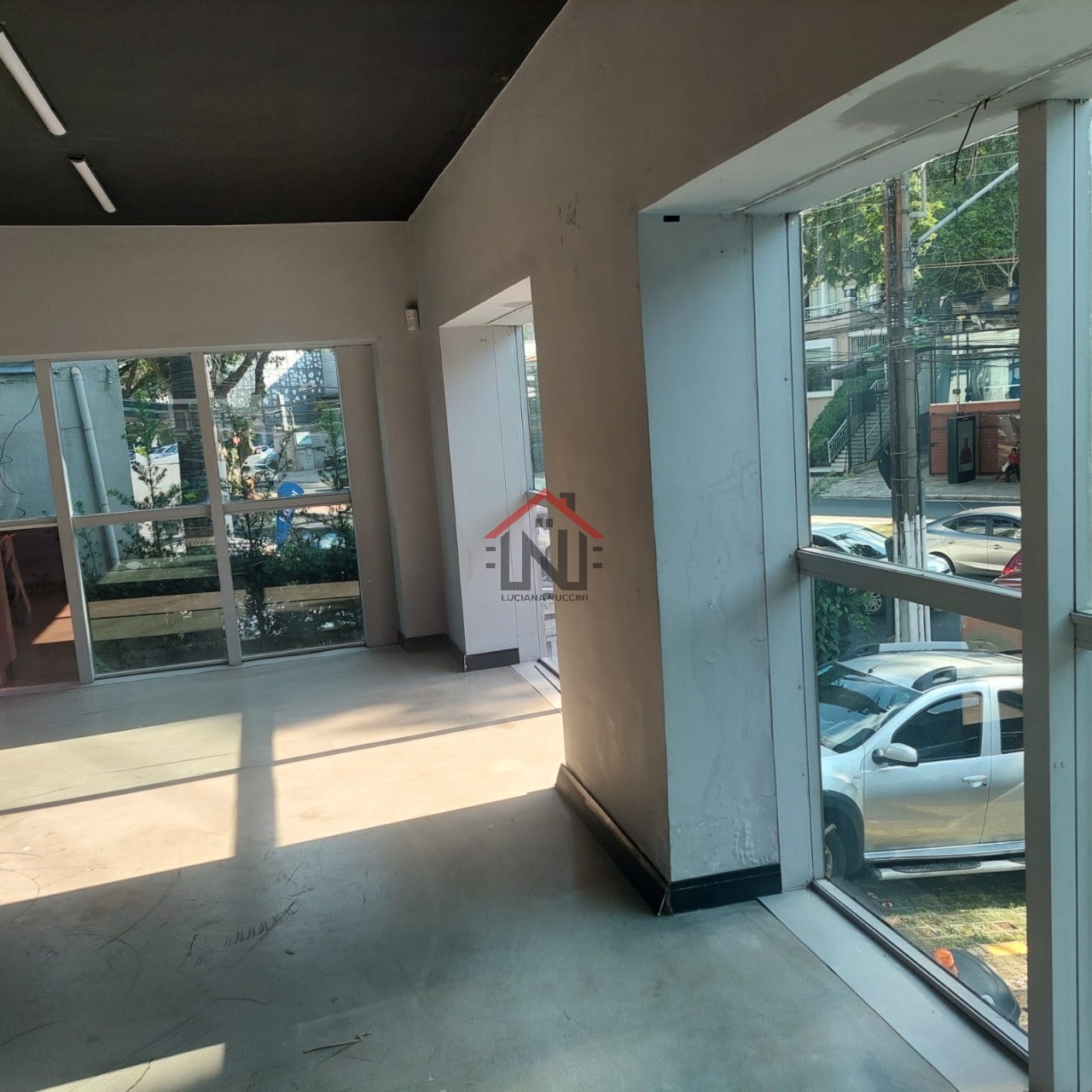 Salão Comercial de Alto Padrão para Locação em São Paulo-SP, no Pacaembu: 1 Sala, 4 Banheiros, 30 Vagas e 450m² de Área