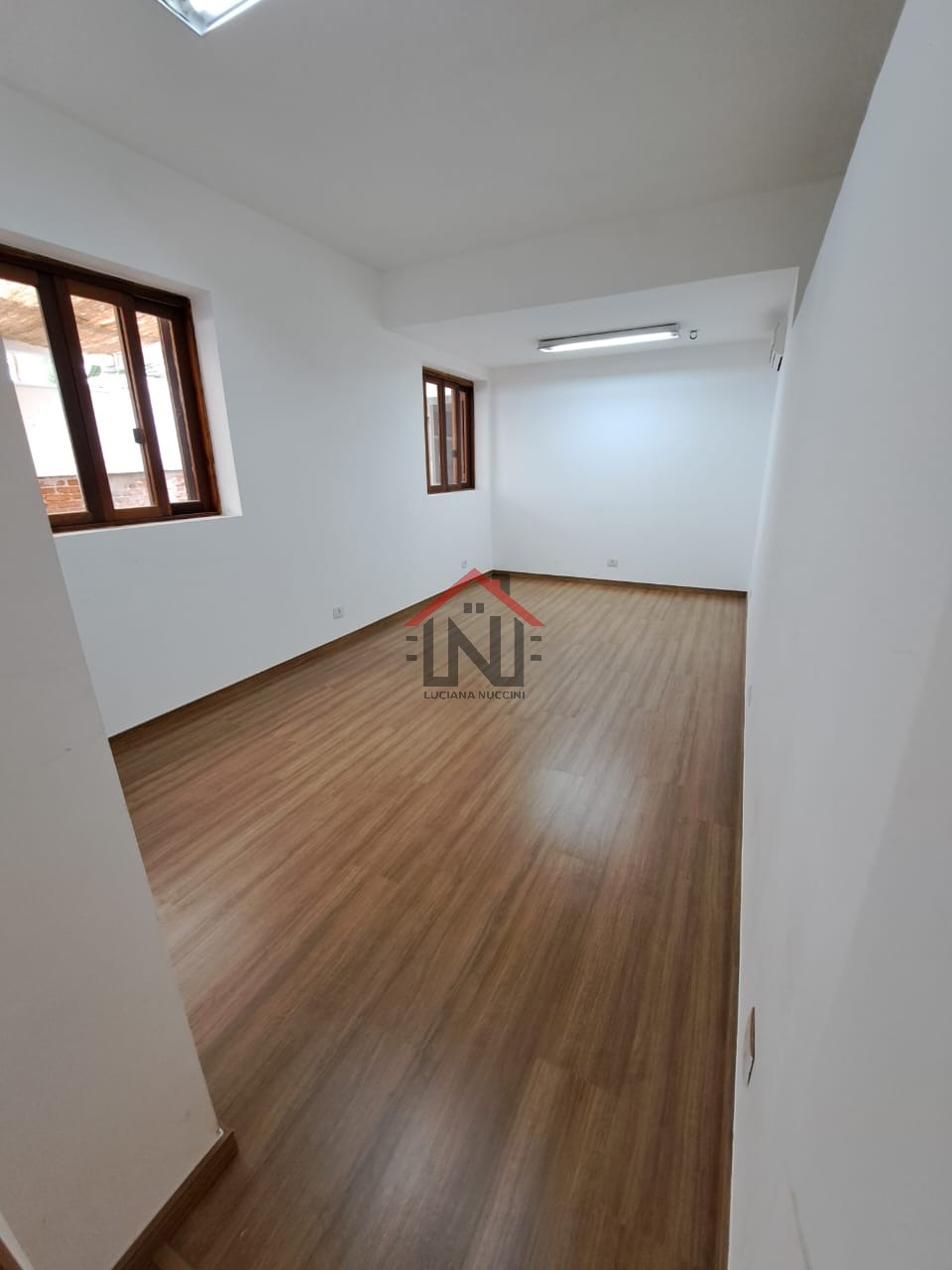 Conjunto Comercial para Locação em Pinheiros, São Paulo-SP: 120m², 2 Banheiros e 5 Vagas de Garagem!
