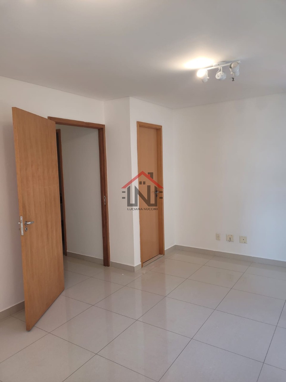 Conjunto Comercial à Venda em São Paulo-SP, na Bela Vista: 2 Banheiros, 1 Vaga de Garagem, 32m² de Área