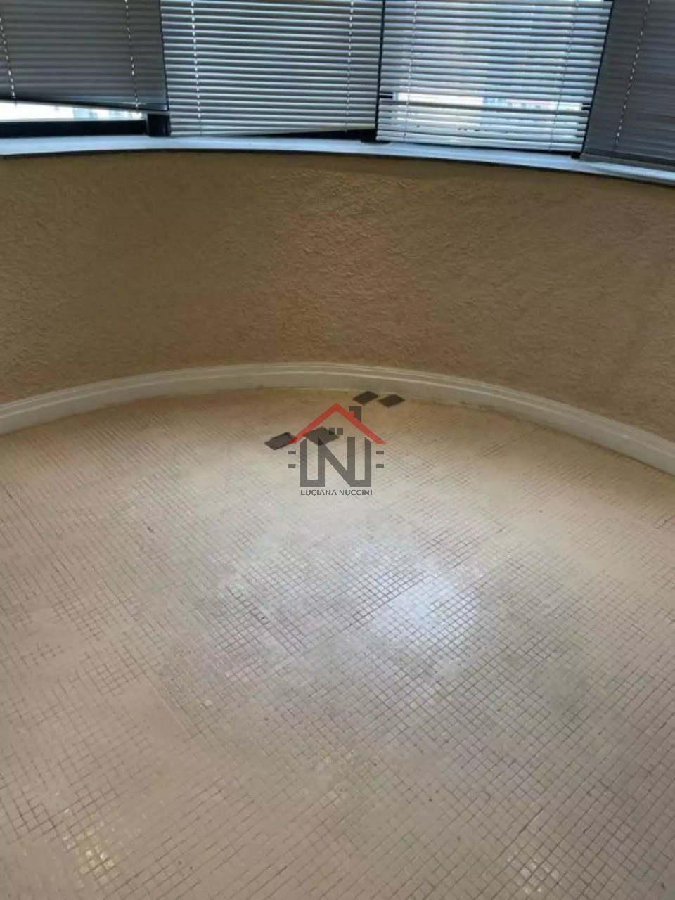 Conjunto Comercial de Alto Padrão à Venda ou Locação em Indianópolis, São Paulo-SP: 2 Salas, 1 Banheiro, 1 Vaga de Garagem, 43m².