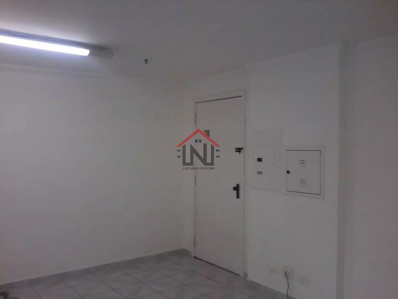 Conjunto Comercial à Venda ou Locação em Indianópolis, São Paulo-SP: 2 Banheiros, 1 Vaga, 37m² de Área!