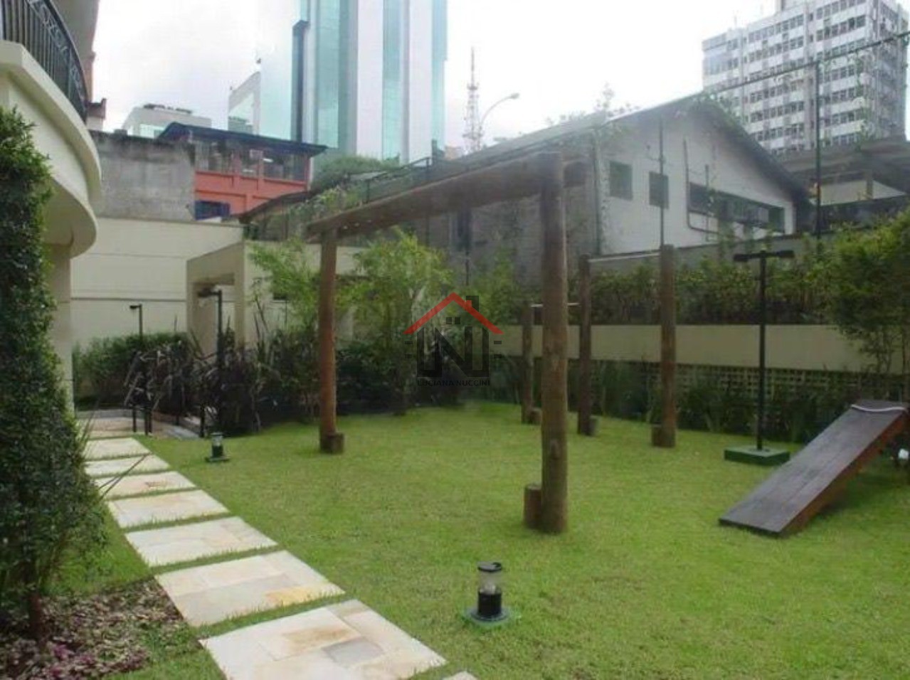Apartamento de Alto Padrão para Locação em Cerqueira César - São Paulo-SP: 2 Quartos, 1 Suíte, 1 Sala, 2 Banheiros, 1 Vaga, 71m².