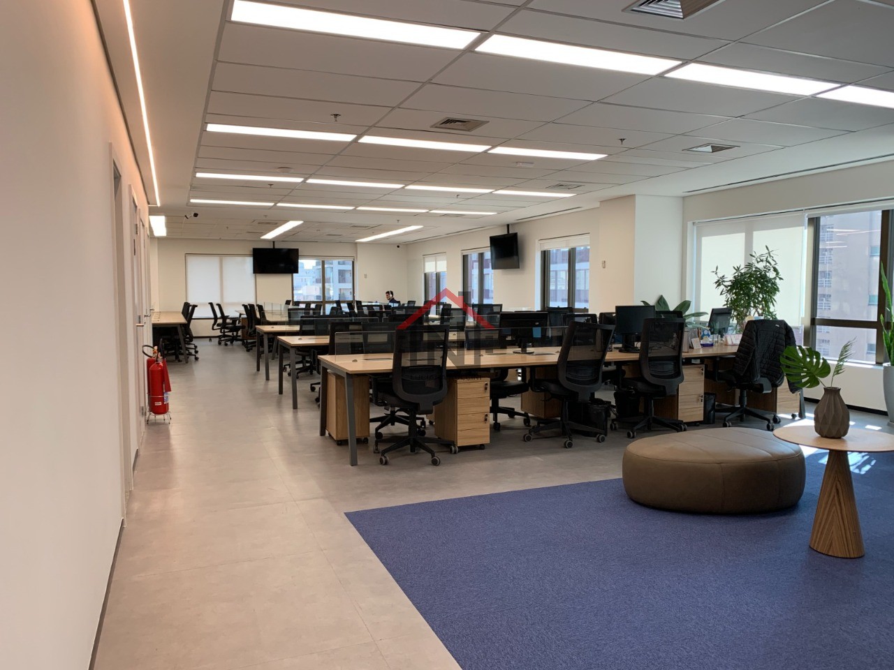 Conjunto Comercial de Alto Padrão para Locação no Jardim Paulistano, São Paulo-SP: 1 Sala, 6 Banheiros, 8 Vagas de Garagem, 335m²!