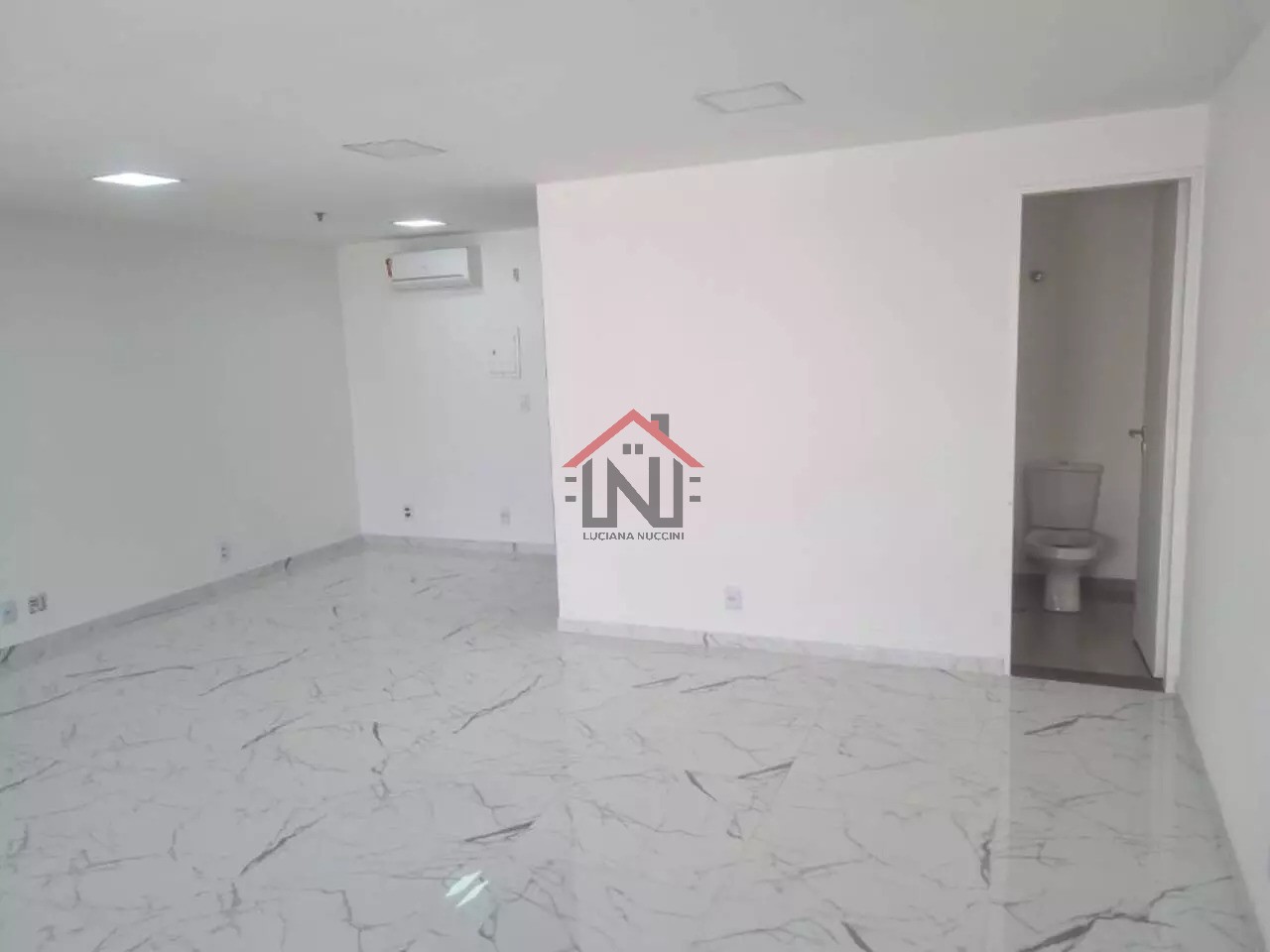 Conjunto comercial à venda ou locação em Indianópolis, São Paulo-SP: 2 banheiros, 1 vaga, 44m². Confira!