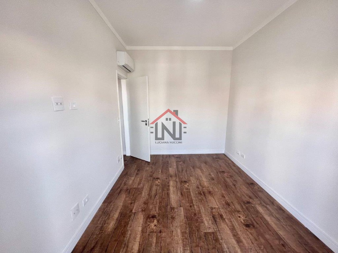 Imperdível oportunidade: Casa à venda em São Paulo-SP, Mirandópolis, 3 quartos, 1 suíte, 1 sala, 2 banheiros, 3 vagas, 170m².