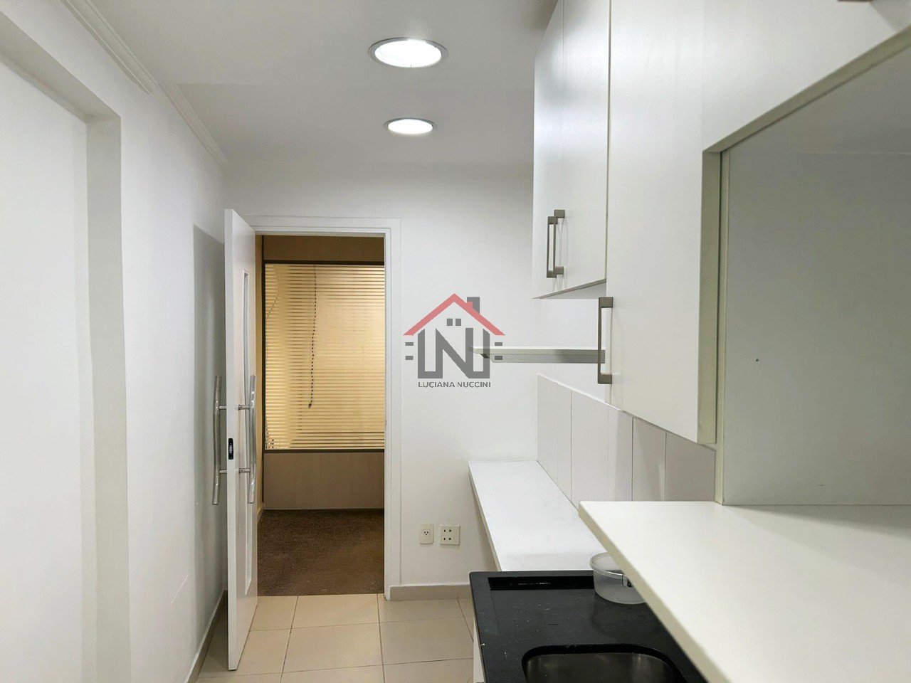 Conjunto Comercial Espaçoso no Centro de SP: 1 Sala, 1 Banheiro, 2 Vagas, 120m². Aluguel Imperdível!