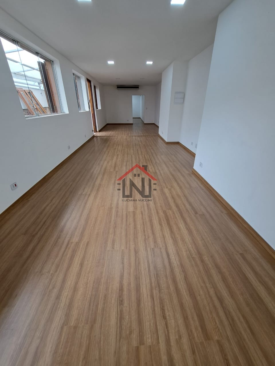 Conjunto Comercial para Locação em Pinheiros, São Paulo-SP: 120m², 2 Banheiros e 5 Vagas de Garagem!