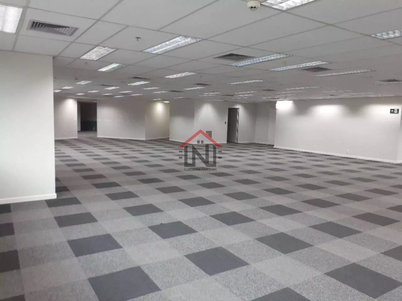 Prédio comercial de alto padrão para venda ou locação em Pinheiros, São Paulo-SP: 13 banheiros, 21 vagas de garagem, 775,00 m².