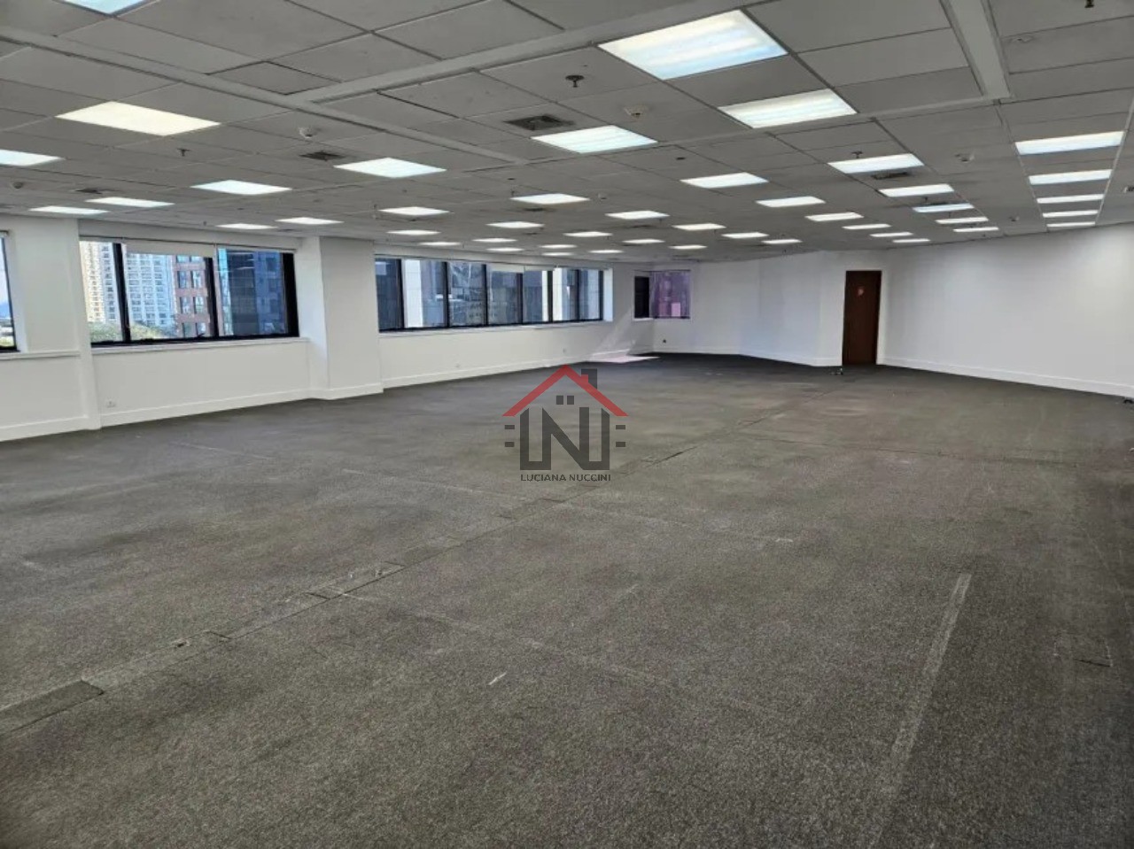 Conjunto Comercial para Locação na Vila Olímpia, São Paulo-SP: 1 Sala, 2 Banheiros, 6 Vagas de Garagem, 290m² de Área.
