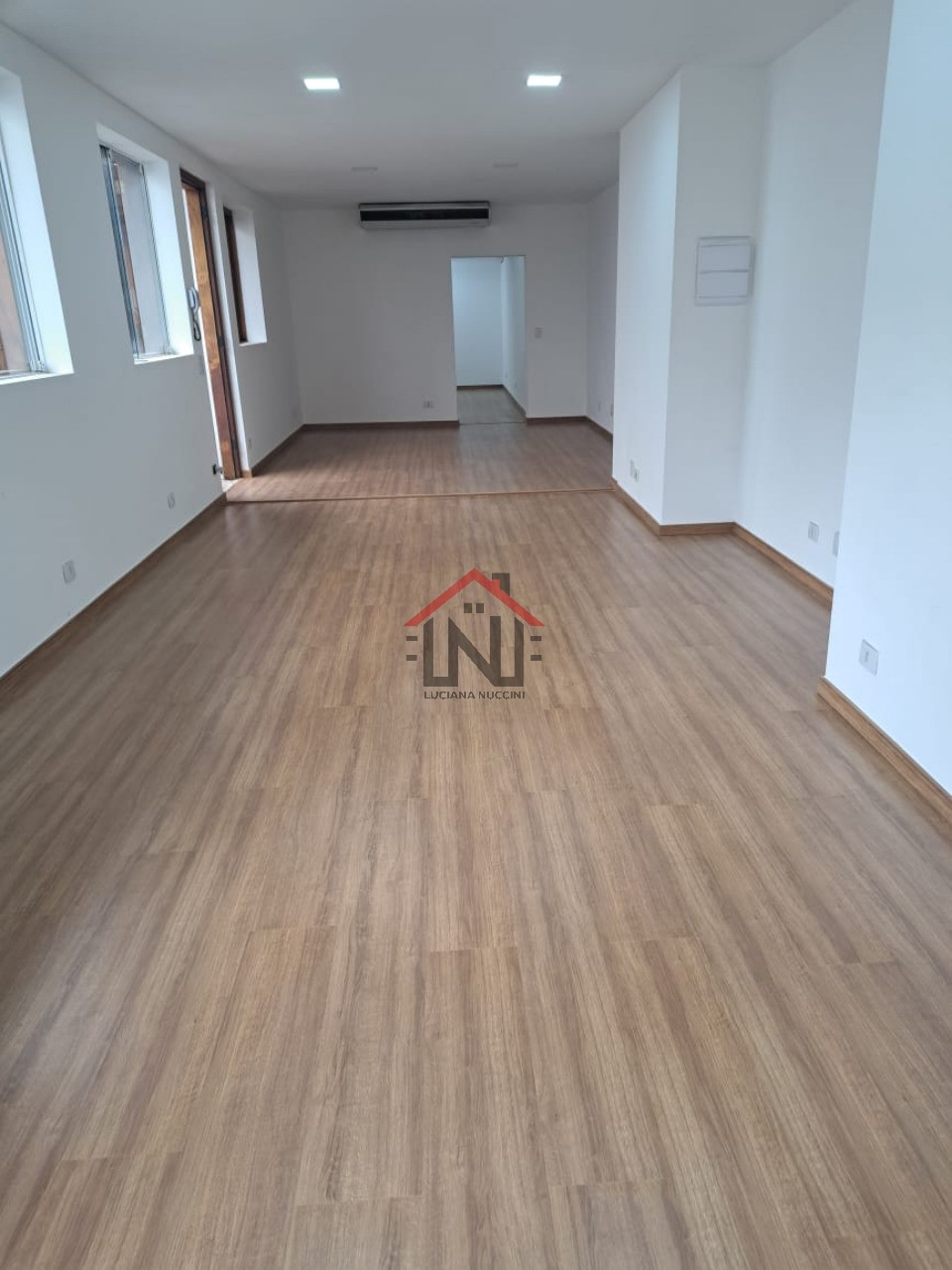 Conjunto Comercial para Locação em Pinheiros, São Paulo-SP: 120m², 2 Banheiros e 5 Vagas de Garagem!