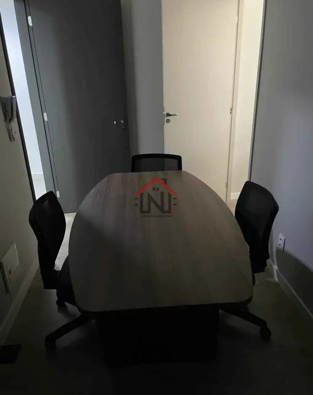 Conjunto Comercial à Venda em São Paulo-SP, Bairro Aclimação: 1 Sala, 1 Banheiro e 1 Vaga na Garagem!