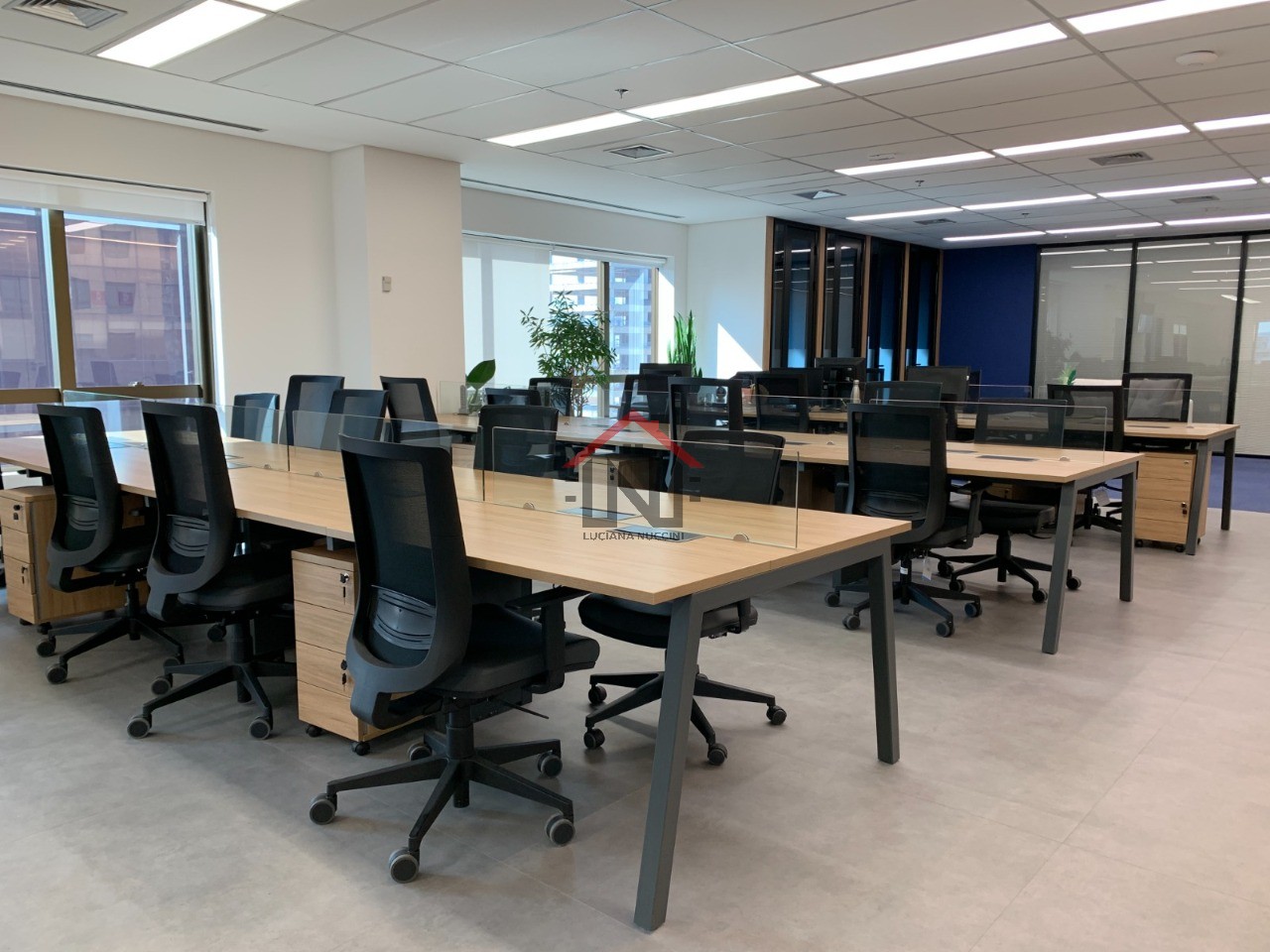 Conjunto Comercial de Alto Padrão para Locação no Jardim Paulistano, São Paulo-SP: 1 Sala, 6 Banheiros, 8 Vagas de Garagem, 335m²!