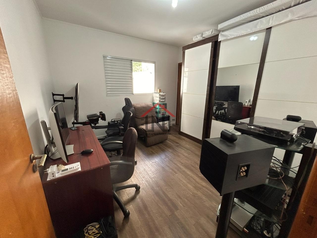 Luxuosa mansão de 6 quartos e 6 suítes na Vila Mariana, São Paulo-SP: 2 salas, 6 vagas e 243m² de puro requinte!