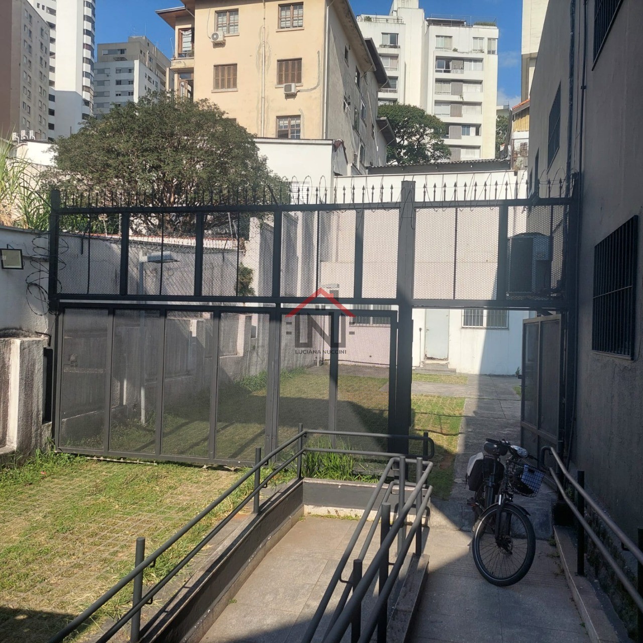 Salão Comercial de Alto Padrão para Locação em São Paulo-SP, no Pacaembu: 1 Sala, 4 Banheiros, 30 Vagas e 450m² de Área